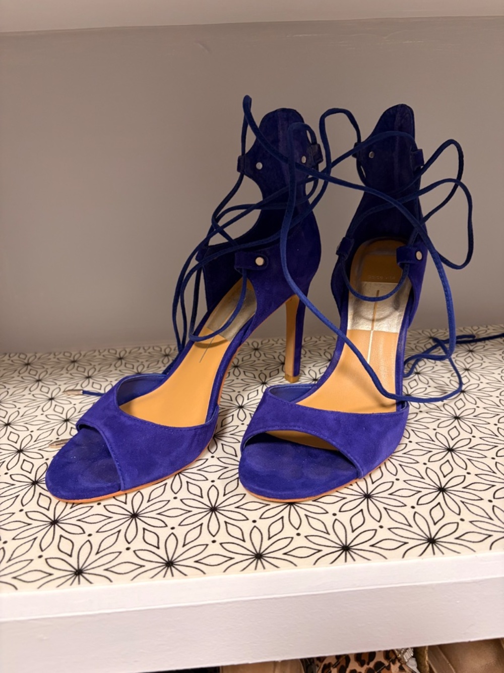 DV heels - Picture 2 of 3